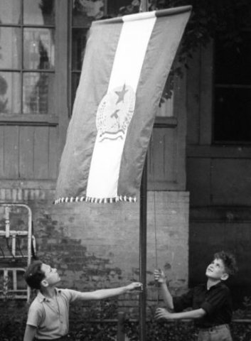 Szeged, Boldogasszony sugárút, MÁV Nevelőintézet udvara, zászlófelvonás- 1956 (Forrás: Fortepan/Baráth Endre)
